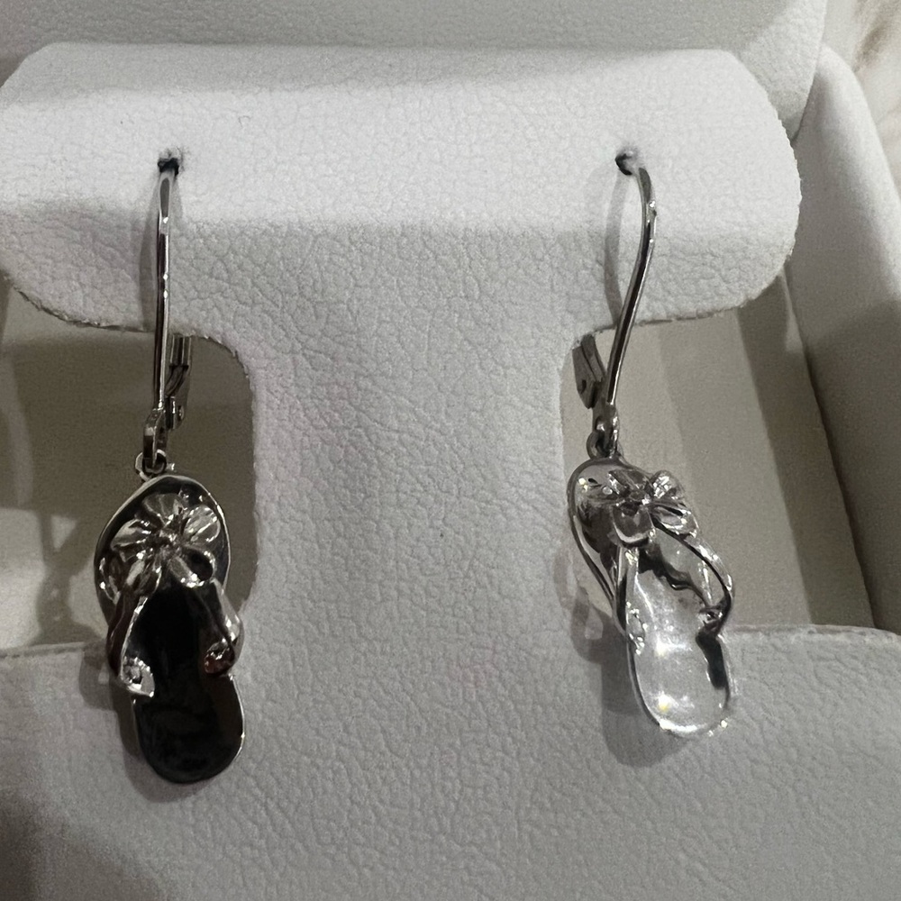 Never been used Na Hoku earrings